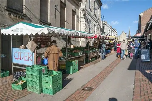 Пешеходы делают покупки на оживленном фермерском рынке выходного дня в Страуде, Котсуолдс, Англия, Великобритания.