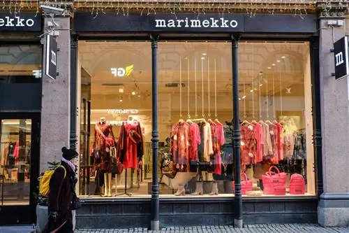 Женщина проходит мимо витрины магазина Marimekko в Хельсинки.
