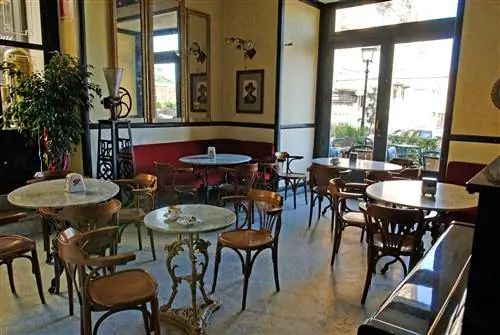 Историческое кафе Gran Caffe Renzelli, недалеко от собора, Козенца, Калабрия, Италия, Европа