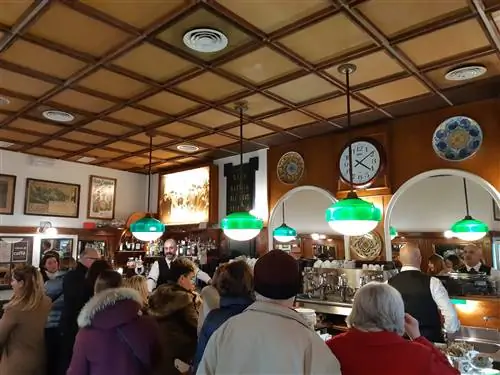 Шумная стойка в кафе-баре Sciascia.