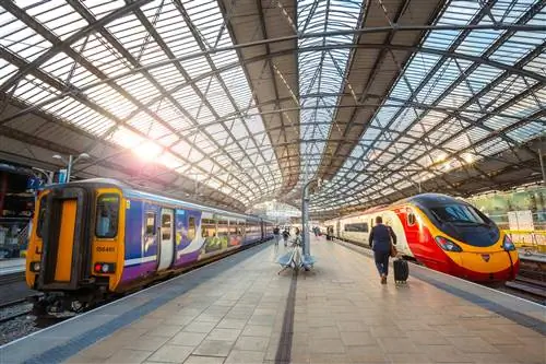Два поезда ждут на платформах конечной остановки Liverpool Lime Street в Ливерпуле. Два поезда ждут на платформах конечной остановки Liverpool Lime Street в Ливерпуле.