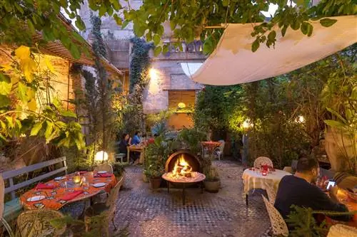 Обеденная зона в открытом саду в The Ruined Garden в Фесе.