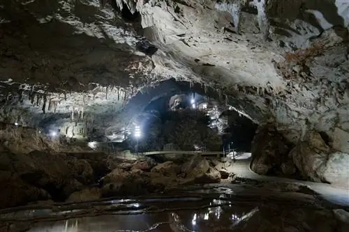 Тропинка в самой длинной пещере Японии - пещера Акиёсидо, Квази-национальный парк, префектура Ямагути, Япония.