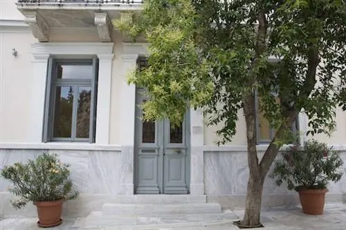 Изучение древних памятников и не только в лучших районах Афин