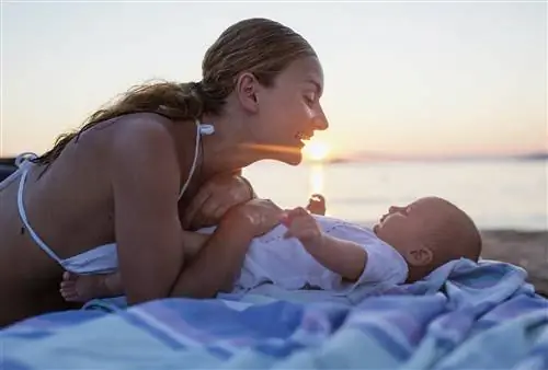 Мать со своим новорожденным сыном