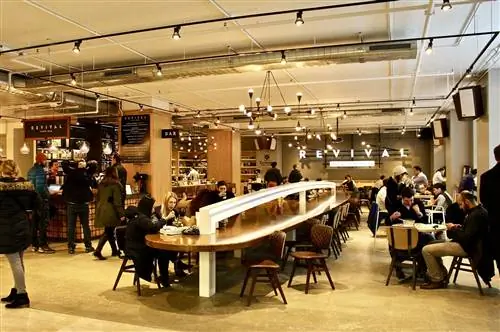 посетители собираются в элегантном современном ресторане Revival Food Hall в Чикаго.