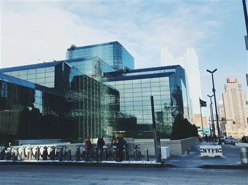 Станция Citi Bike сразу за стеклянным фасадом Центра Джейкоба Джавитса в Нью-Йорке.