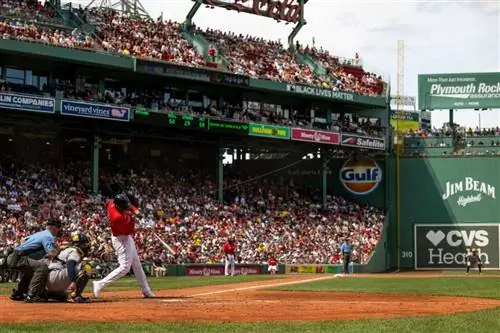 Джей Ди Мартинес № 28 из команды Boston Red Sox делает дубль во время четвертого иннинга игры против Milwaukee Brewers 31 июля 2022 года в Fenway Park в Бостоне, штат Массачусетс.