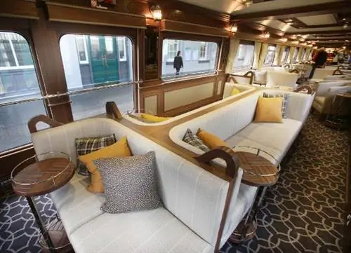 Зал на борту Belmond Grand Hibernian.