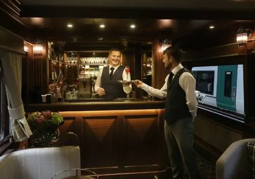 Бар и лаундж на борту Belmond Grand Hibernian.