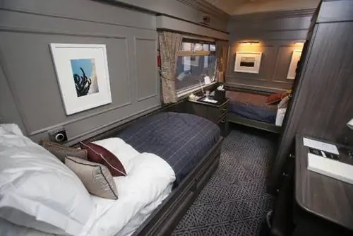 Одна из спален на борту Belmond Grand Hibernian.