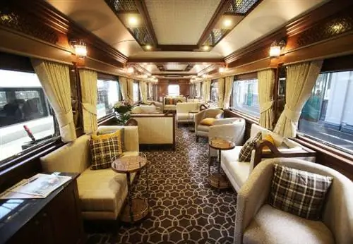 Зал ожидания на борту Belmond Grand Hibernian после прибытия на станцию Хьюстон. Belmond Grand Hibernian - первый туристический поезд класса люкс в Ирландии. Поезд собрал своих первых клиентов еще до того, как отправится в Корк.