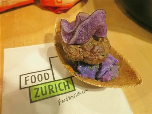 Фрикадельки и голубой картофель на фестивале еды Food Zürich в Швейцарии