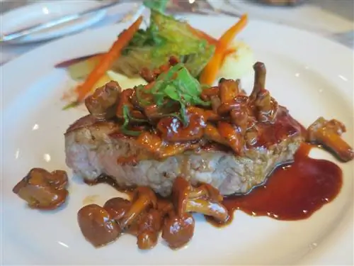Стейк из телятины подается в мишленовском ресторане S altz в Цюрихе.