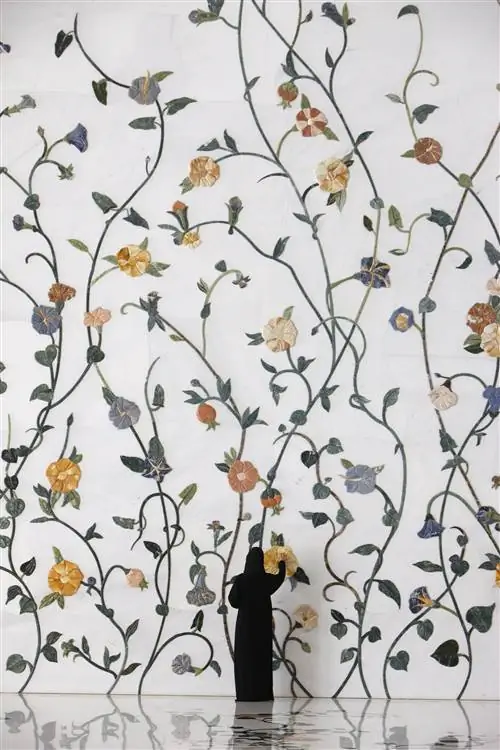 Большая мечеть шейха Зайда. Шаблон цветов. Для украшения сооружения использованы тысячи редких и полудрагоценных камней, инкрустированных мрамором.