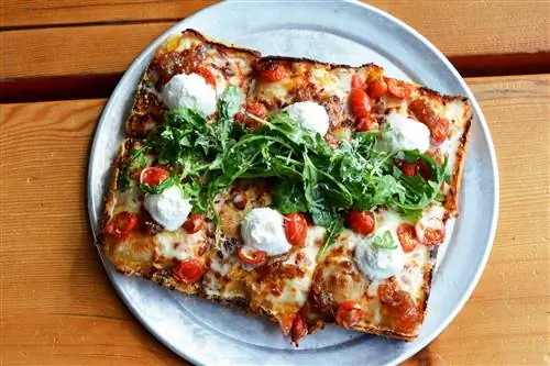 В ресторане Smallman Galley шеф-повара Пита Толмана Iron Born подают вкусную пиццу в детройтском стиле.