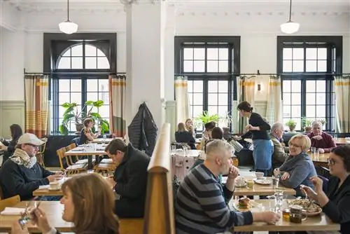 Остановитесь в Уитфилде, чтобы вкусно поесть в легкой, просторной обстановке.