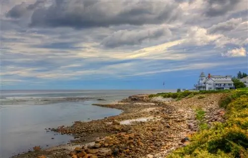 Маргинальный путь, Оганквит и океанский прибой, штат Мэн. Драматическое небо.