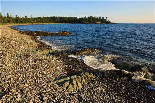Прибрежные пейзажи бухты Уистлер на острове Грейт-Клюквенный в штате Мэн. Рядом с островом Маунт-Дезерт и национальным парком Акадия.