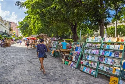 Особенности - Куба, Гавана, Старая Гавана, Пласа-де-Армас, Книжный киоск