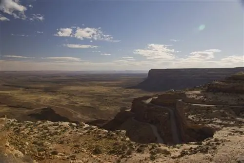 Двухполосный Moki Dugway змеится вниз по плоской горе в пустыню внизу.