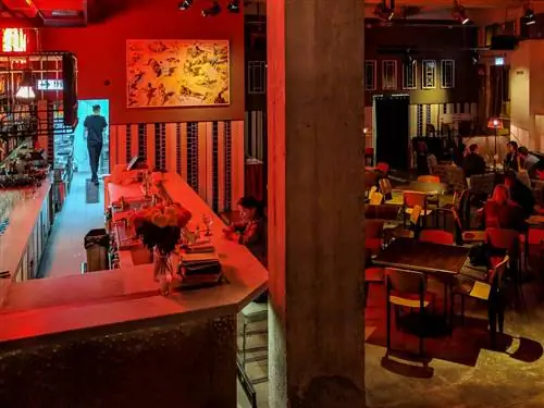 Пятьдесят джинов подаются в старом спортзале в Ping Pong Gintoneria.