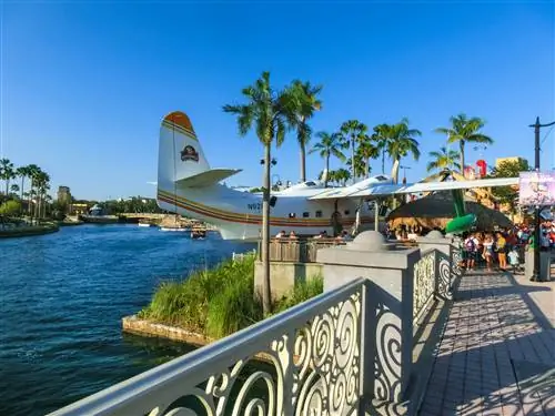 Набережная с припаркованным рядом репродукционным самолетом.