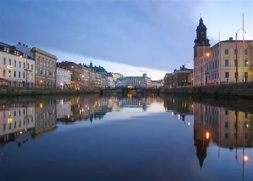 Центральный канал (Stora Hamnkanalen) через центр города Гётеборг.