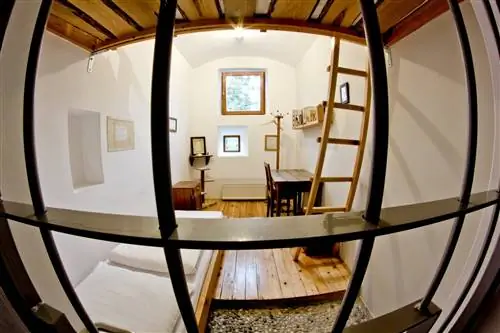 Бывшая тюремная камера теперь является комнатой общежития в Celica Hostel.