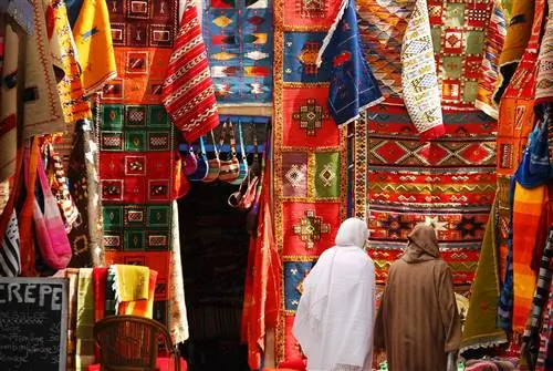 Женщины бродят по ковровому рынку в Эс-Сувейре, Марокко.