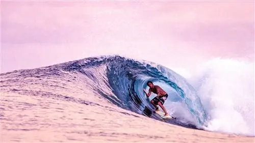 Серфер в бочке в Индийском океане