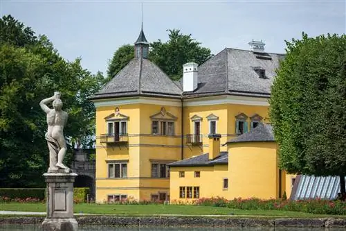 Вид на замок Хельбрунн из прилегающих садов