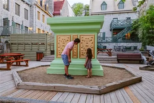 Отец и дочь играют в парке ЮНЕСКО в районе Порт-Вье в Квебеке.