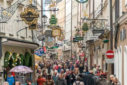 Туристы на пешеходной улице в старом городе Зальцбурга, Зальцбургерланд, Австрия, Европа