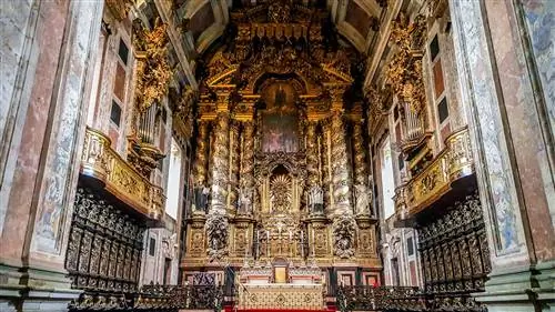 Алтарь в стиле барокко в соборе Се