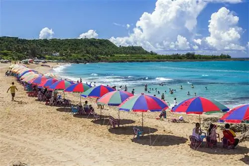 Туристы играют на красивом пляже Байшаван в Национальном парке Кентинг в Пиндуне, Тайвань.