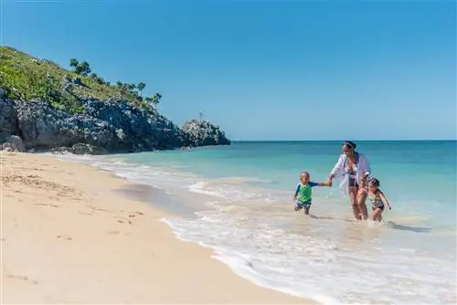 Семья наслаждается пляжем в курортном отеле Paya Bay на Роатане, Гондурас.