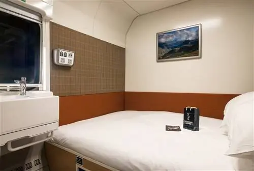 Интерьер двухместной каюты на Caledonian Sleeper, с раковиной и большой двуспальной кроватью.