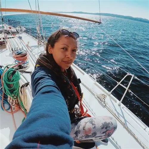 Селфи писателя на лодке в море