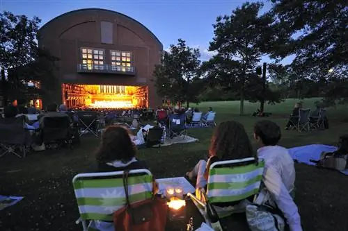 Толпа на складных стульях наслаждается концертом под открытым небом в Ozawa Hall, музыкальный фестиваль Tanglewood, Беркшир, Массачусетс, США.