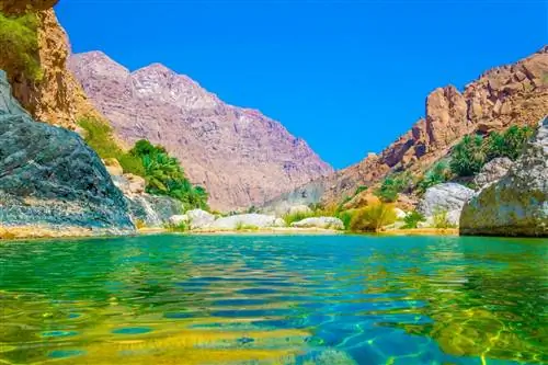 Лагуна с бирюзовой водой в Вади-Тиви, Оман.
