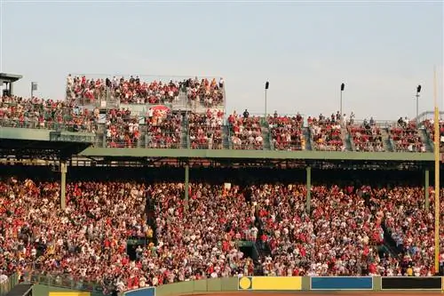 Посетители упаковывают трибуны в Fenway Park для бейсбольного матча Red Sox, Бостон, Массачусетс, США.