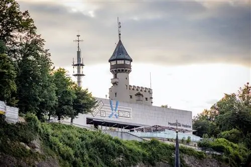 Здание музея на скале, представляющее собой сочетание старинной башни и современного здания.