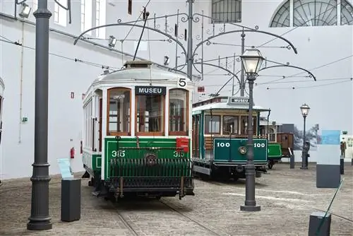 Трамваи в Museu do Carro Electrico в Порту