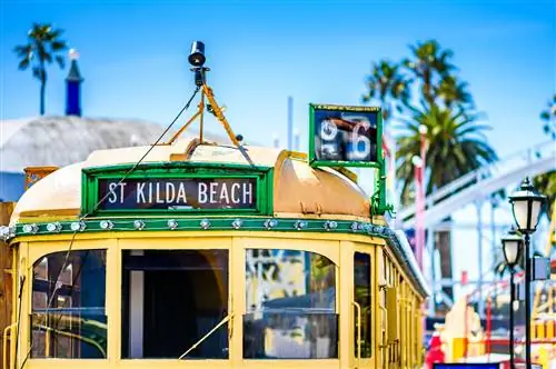Трамвай W-класса St Kilda Beach в Мельбурне.