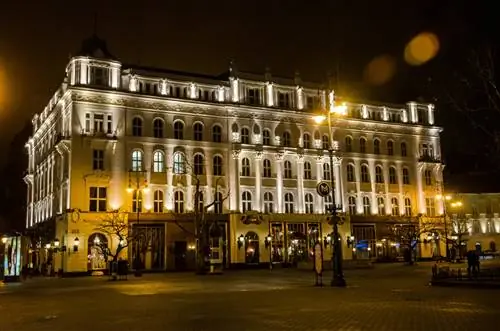 Кафе Gerbeaud - традиционная будапештская кофейня ночью
