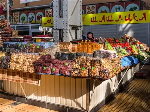 Красочный стенд на Бессарабском рынке в Киеве