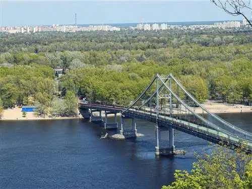 Пешеходный мост, ведущий на Труганов остров на реке Днепр.
