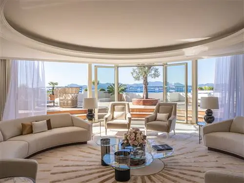 Гостиная апартаментов Penthouse в отеле Martinez Cannes by Hyatt