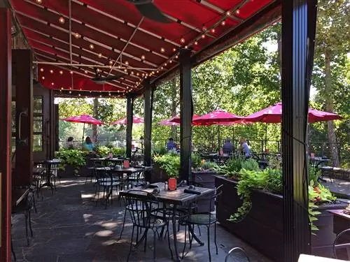 Залитое солнцем патио отеля Passarelle